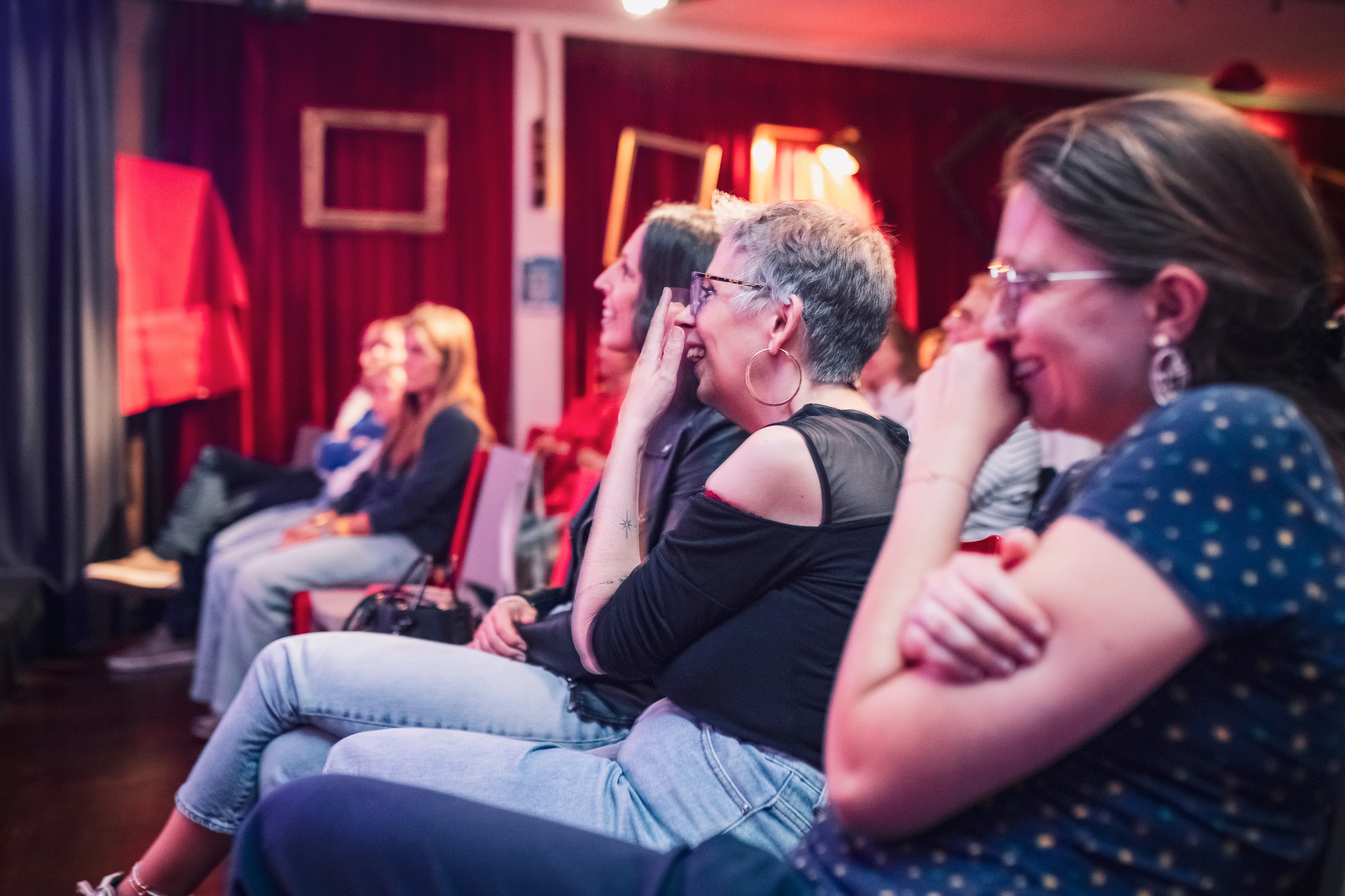 Plusieurs spectatrices rient pendant le spectacle.