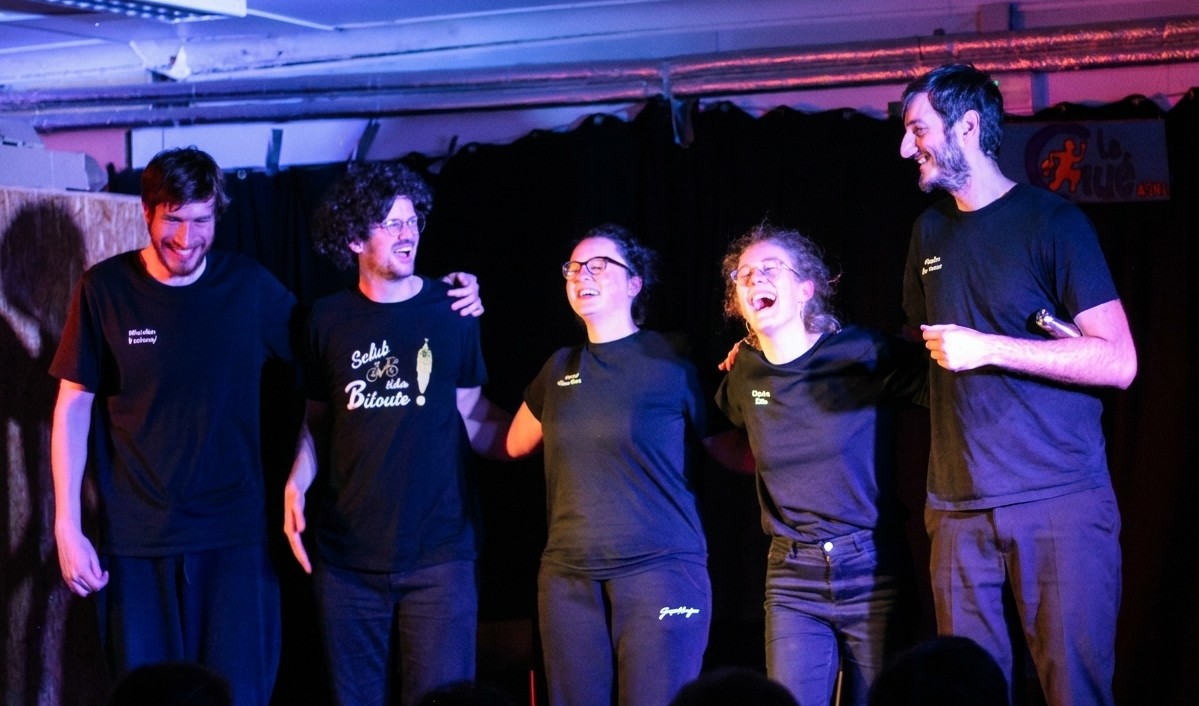 La troupe d'Impro Comedy Show riant ensemble sur scène